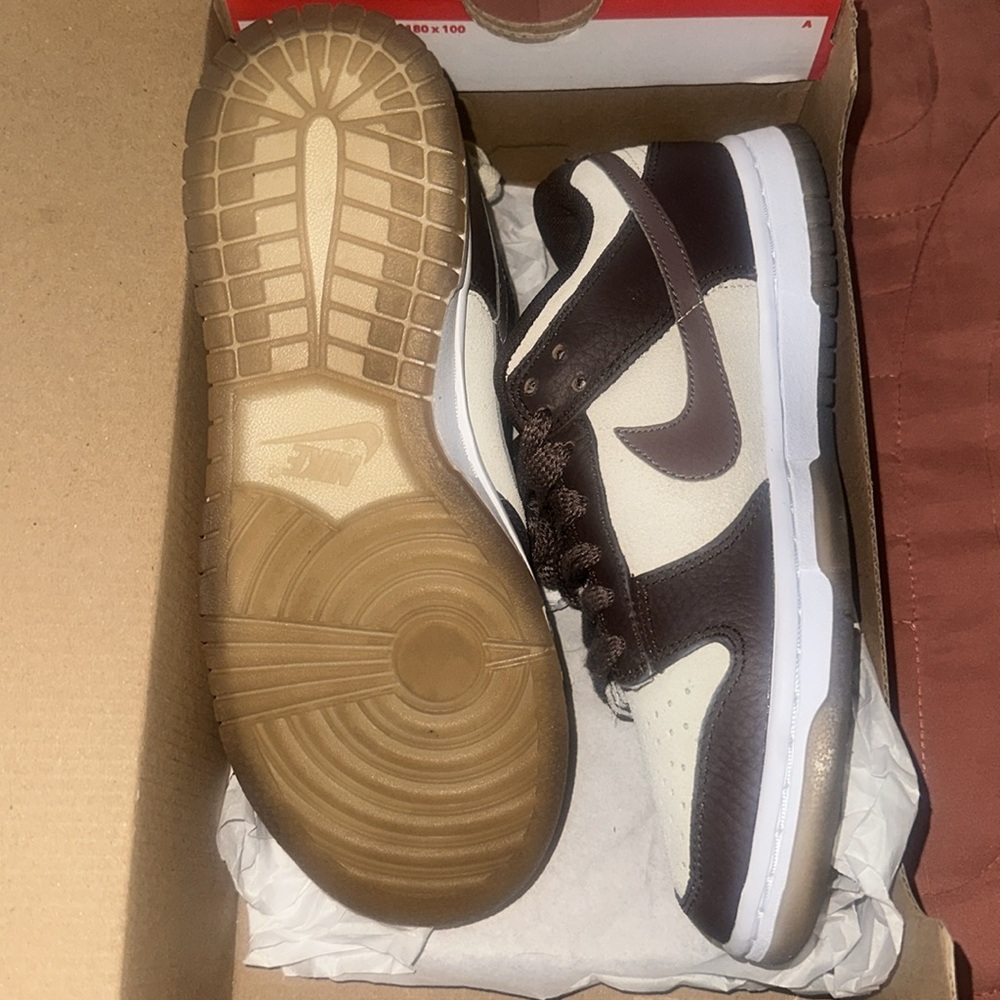 Women’s Nike dunks
Size 6 worn once like new - Picture 3 of 3